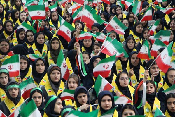 هم‌سرایی هزار نفری دانش‌آموزان یاور انقلاب در اسلامشهر