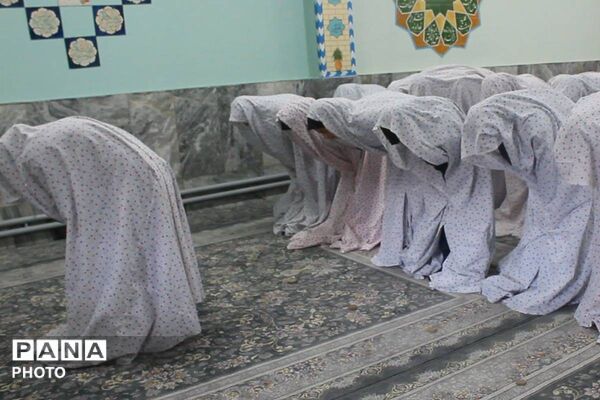نماز جماعت در دبیرستان دخترانه  فاطمه‌الزهرا (س)