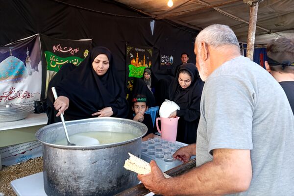 خدمت‌رسانی دانش‌آموزان و فرهنگیان شهرستان اسلام آباد غرب در مواکب اربعین حسینی
