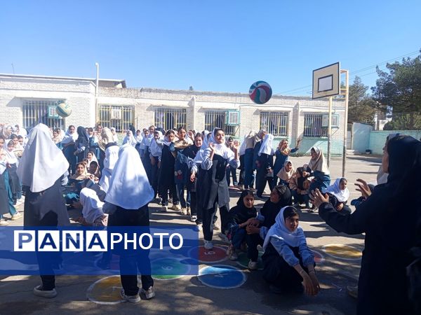 روزی شاد در دبستان سمیه کاشمر