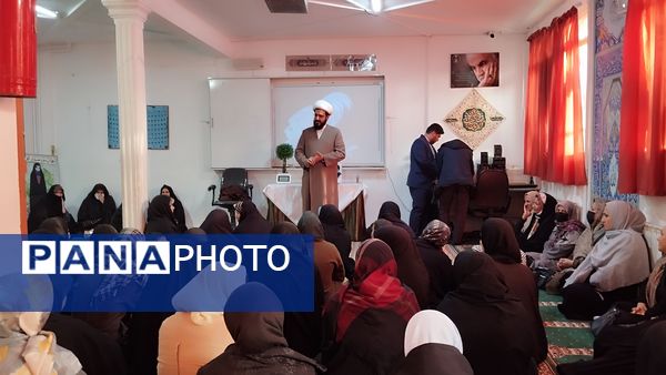 جلسه آموزش فرزند پروری برای والدین در مدرسه دخترانه مهندس رحمانی فرد ناحیه یک مشهد 