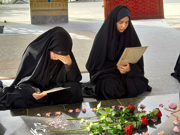 ادای احترام به شهدا توسط دانش‌آموزان دبیرستان فرهنگ ۱۳