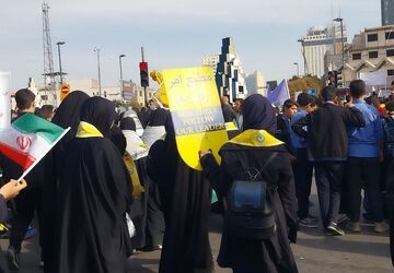 راهپیمایی ۱۳ آبان به مناسبت روز دانش اموز