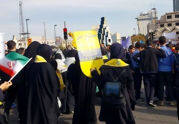 راهپیمایی ۱۳ آبان به مناسبت روز دانش اموز