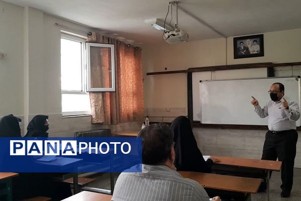 جلسات آموزشی در دبیرستان شاهد علامه طباطبایی ناحیه 2 شهرری 