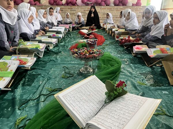 گشایش سفره نور در دبستان احمد کاظمی ۲؛ جشن قرآن کلاس دومی‌ها 