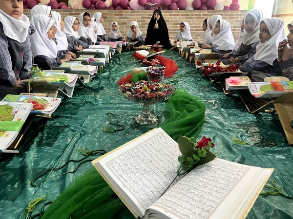 گشایش سفره نور در دبستان احمد کاظمی ۲؛ جشن قرآن کلاس دومی‌ها 
