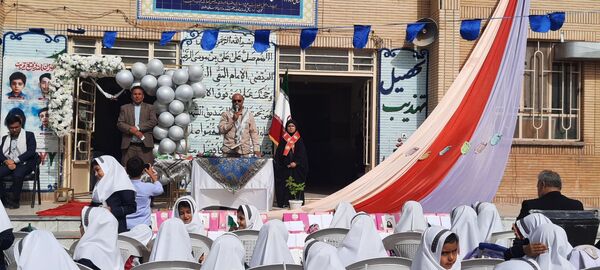 همزمان با سی و یکم شهریور ماه  زنگ شکوفه ها در مدارس باخرز به صدا درآمد