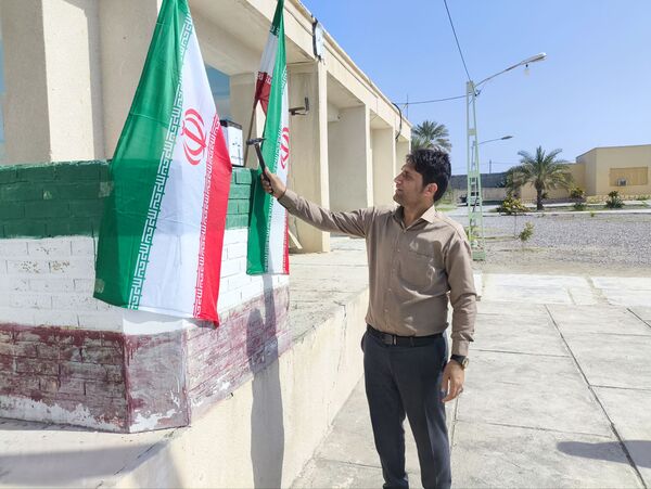 مدارس سندرک یکپارچه در شور انقلابی؛ زنگ انقلاب به صدا درآمد