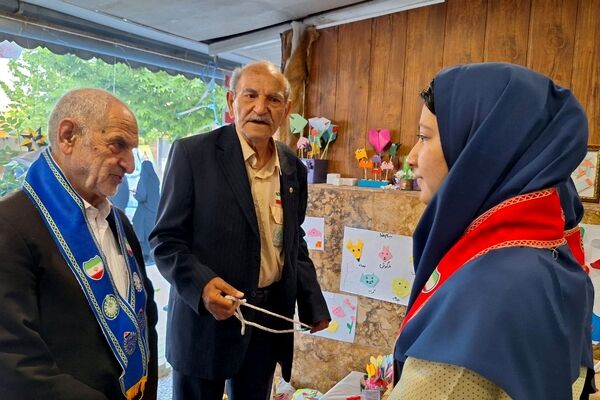 بازدید مربیان از غرفه خلاقیت دانش‌آموزی دبستان آرمینه مصلی نژاد ناحیه شش