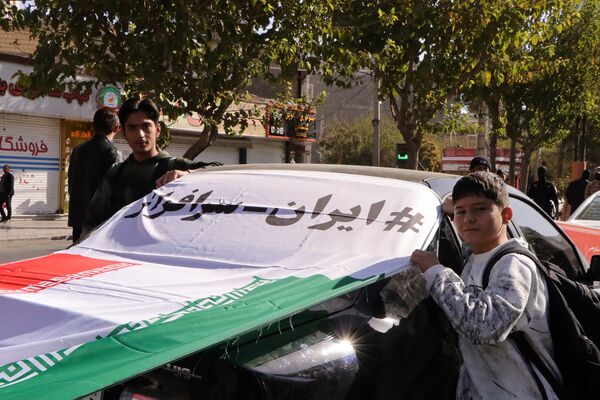 حضور پرشور دانش‌آموزان و مسئولین در راهپیمایی ۱۳ آبان در ناحیه یک بهارستان