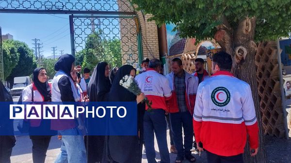 غبارروبی گلزار شهدا به‌مناسبت هفته هلال احمر در اشتهارد