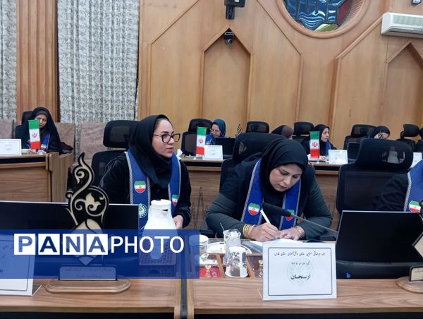 نشست هم‌اندیشی مسئولان سازمان دانش‌آموزی استان فارس روز دوم