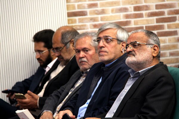 آیین رونمایی کتاب سبیل صورتی در یزد