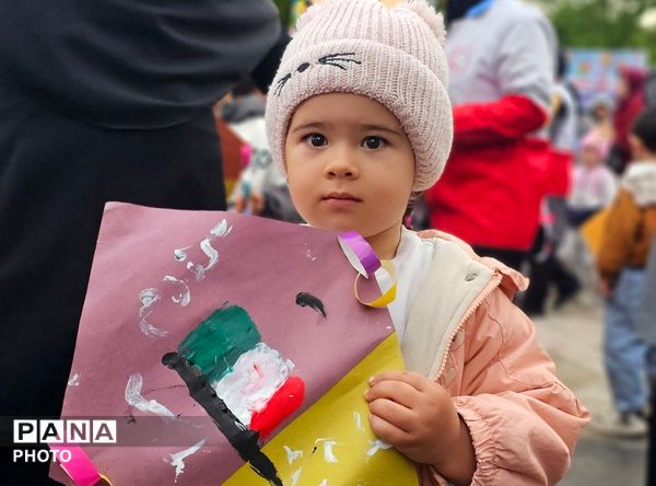 آسمانِ پارک فرهنگیان بناب زیر باران بادبادک‌های رنگی