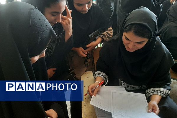  فعالیت پایگاه انتخاب رشته کنکور 1403 با حضور مشاوران برتر در شهرستان ورامین