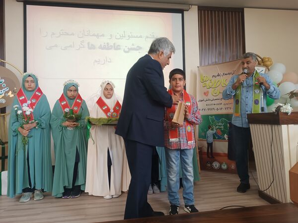 جشن عاطفه‌ها با تقسیم مهر و مهربانی در دبستان آرمینه مصلی نژاد 