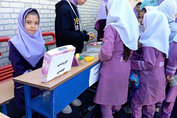 بازارچه دانش‌آموزی در دبستان شاهد شهید محمدرضا کشاورز 