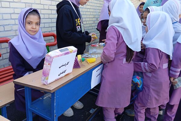 بازارچه دانش‌آموزی در دبستان شاهد شهید محمدرضا کشاورز 