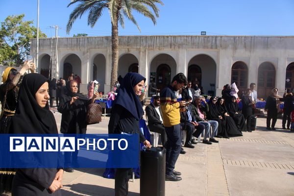 بازارچه حمایت از کسب کار دانش‌آموزان دبستان کیهان بوشهر 