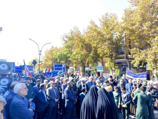 حماسه آفرینی پیشتازان دبستان شهید پسندیده فدافن در راهپیمایی ۱۳ آبان کاشمر