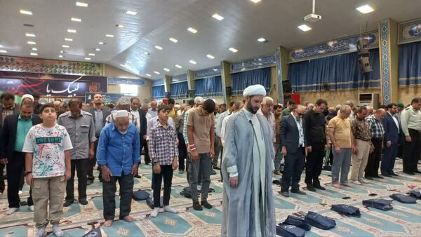 حضور دانش‌آموزان و فرهنگیان در نماز‌ جمعه صفادشت