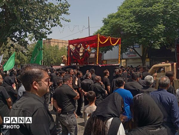 ورود هیئت های عزاداری کاشمر به حسینیه ابوالفضلی در نهمین روز محرم 