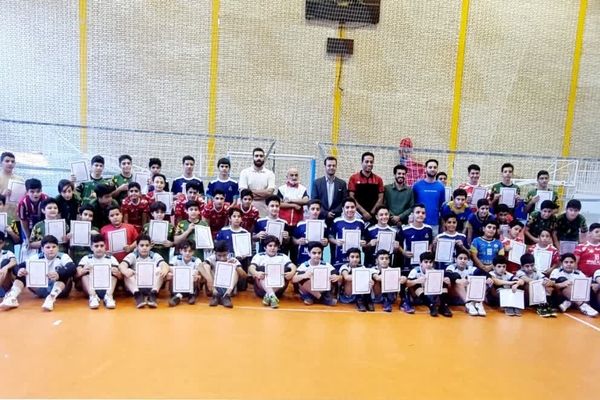 رقابت پرشور دانش‌آموزان در مسابقات والیبال کانون‌های ورزشی کاشان در قالب طرح «میدان پویا»