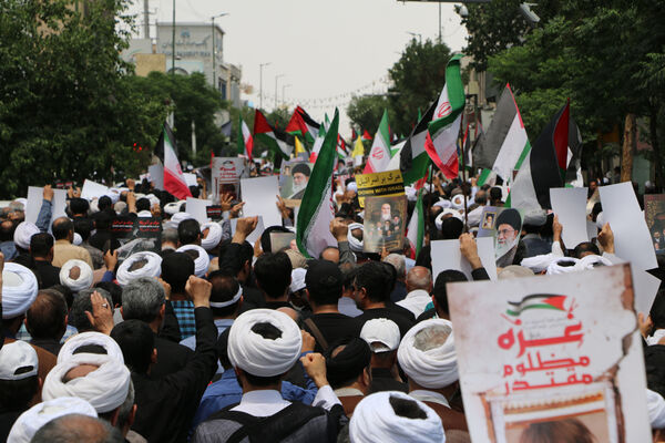 راهپیمایی نمازگزاران جمعه قم در محکومیت جنایات اردوگاه «النصیرات»