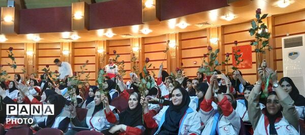 تجلیل از داوطلبان و نجاتگران هلال احمر در جنگ رمضان 