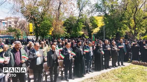حضور فرهنگیان و دانش‌آموزان منطقه ۱۰ در مراسم چهلم شهدای دانش‌آموز شهر میناب