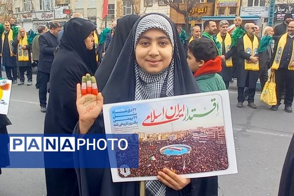 حضور اقشار مختلف مردم شهرری در راهپیمایی ۲۲ بهمن