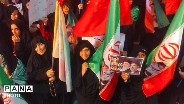 خروش مردم نورآباد در اجتماع «بیعت با رهبری» تجدید میثاق با آرمان‌های نظام