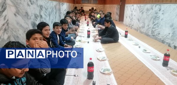 ضیافت ساده اما آسمانی به همت مسئولین دبیرستان سرآمد ناصر ناحیه ٧ مشهد برگزار شد