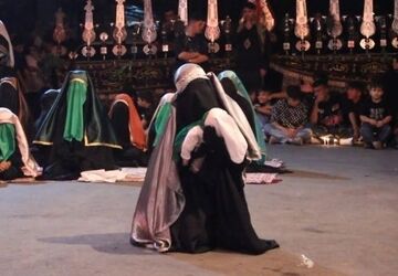 هیئت عزاداران حسینی با نوای سینه‌زنی و تعزیه، یاد کربلا را زنده نگه داشت