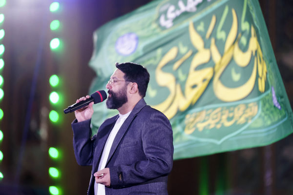 همخوانی سرود «سلام یا مهدی» با حضور ابوذر روحی در مسجد جمکران