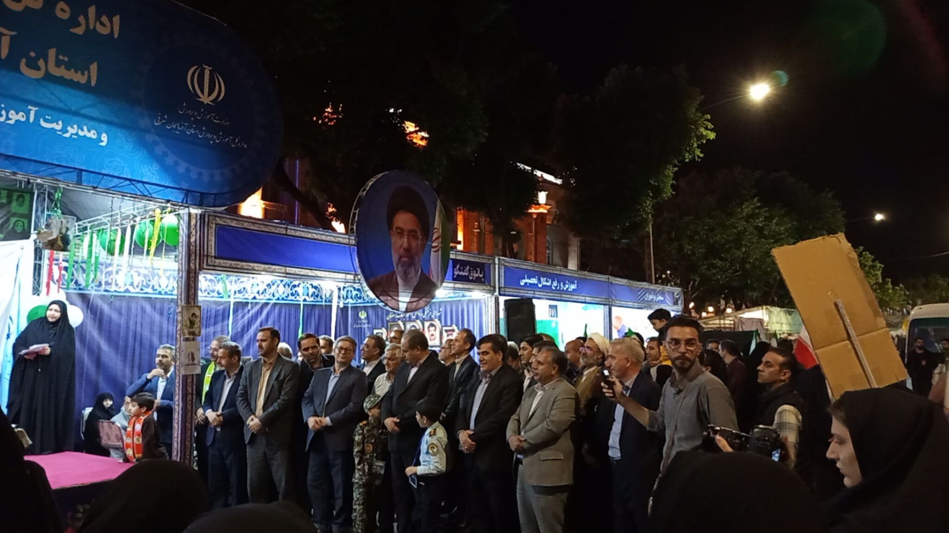 ایستاده در میدان ساعت تبریز