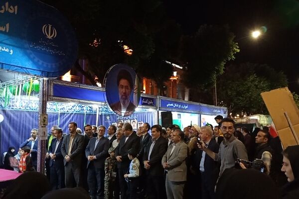ایستاده در میدان ساعت تبریز