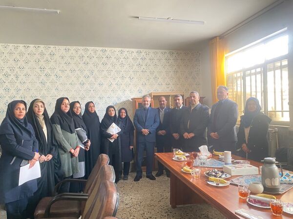 تقدیر از مشاور هنرستان مهدیزاده نیا ناحیه هفت مشهد