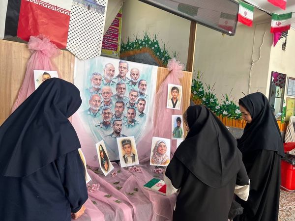 یادبود شهادت دانش‌آموزان شهید جنگ تحمیلی ۱۲ روزه در دبستان المهدی ناحیه 2 کرج 