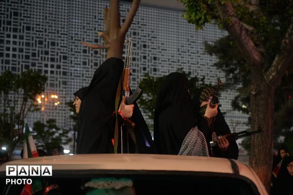 اقتدار و آمادگی دختران البرزی در رژه «جان فدای البرزی» پاسخی به هجمه‌ها در دهه کرامت