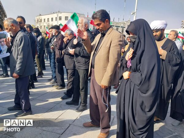 تجمع دانش آموزان و مردم غیور در سوگ رهبر معظم انقلاب در میدان شهدا مشهد مقدس