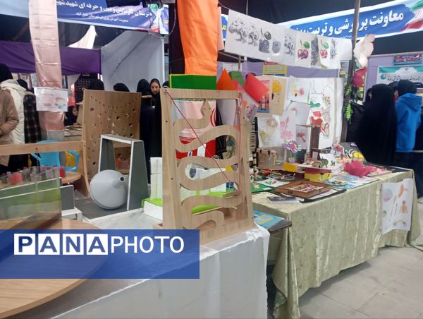 بازدید دانش آموزان هنرستان شهیدشهیدی از نمایشگاه پژوهش و فناوری در خلیل آباد 