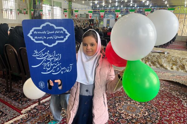 دهه نودی‌های شهر سورمق پای کار انقلاب