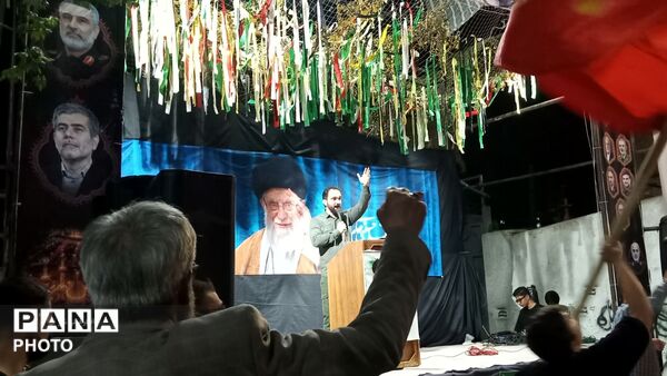 تجمع مردم شهر فردوسیه در دهه امامت در کنار شهدای گمنام