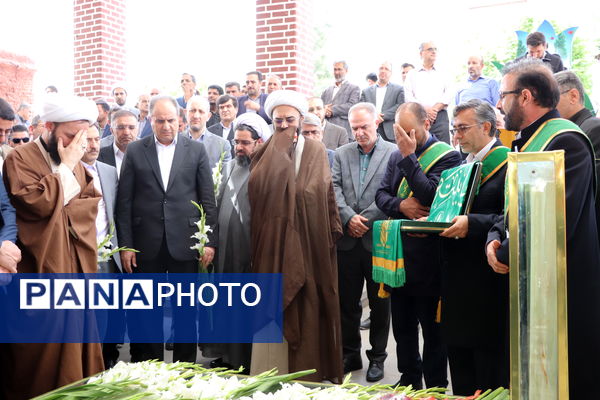 گرامیداشت مقام معلم با غبارروبی و عطرافشانی مزار شهدای فرهنگی