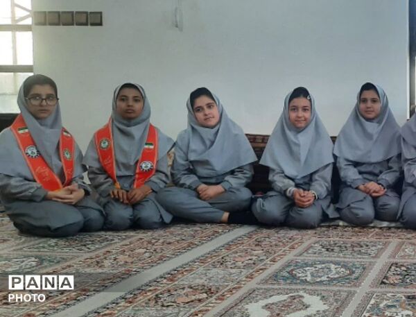دیدار دانش آموزان پبشتاز آموزشگاه الله وردی ارجمند شهر لایین  با خانواده شهدا