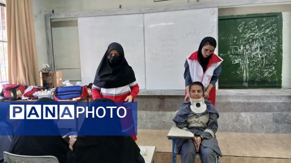 آموزش کمک‌های اولیه مانور زلزله به دانش‌آموزان دبیرستان شهید دهقان