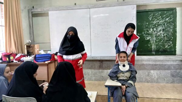 آموزش کمک‌های اولیه مانور زلزله به دانش‌آموزان دبیرستان شهید دهقان