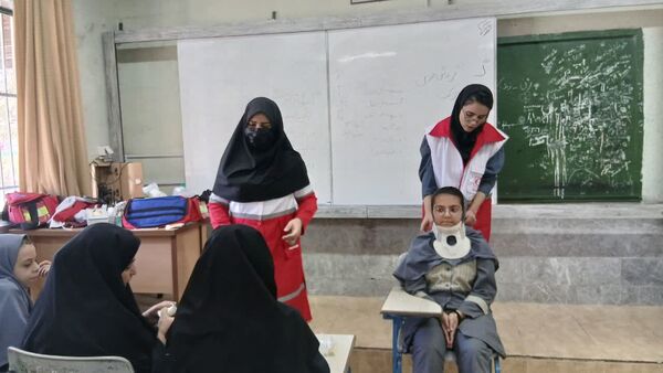آموزش کمک‌های اولیه مانور زلزله به دانش‌آموزان دبیرستان شهید دهقان